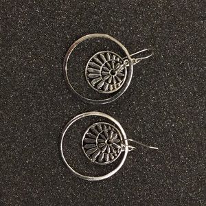 Hoop earrings with flower center